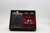 Набор: фляга (250 мл), 4 стопки (30 мл) и воронка, металл/искусственная кожа черный крокодил