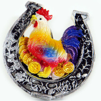 Магнит Петух с подковой 5см смола Y3635-16