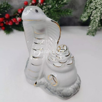 Сувенир "Змея с мешком золота" белый 10,5х9см керамика Y10404-24 от магазина "Карандаш"