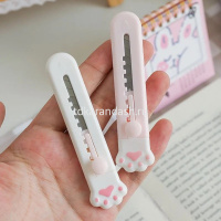 Нож канцелярский 9мм "Лапка" с фиксатором лезвия, пластиковый, 3 цвета корпуса VS195600 от магазина "Карандаш"