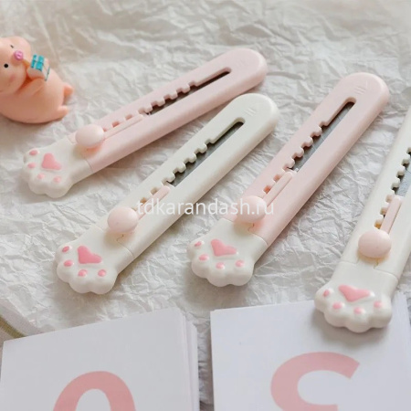 Нож канцелярский 9мм "Лапка" с фиксатором лезвия, пластиковый, 3 цвета корпуса VS195600 от магазина "Карандаш"