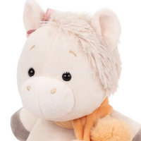 Лошадка "Ами" с шарфом 20см карамельная ЛА/20/к от магазина "Карандаш"