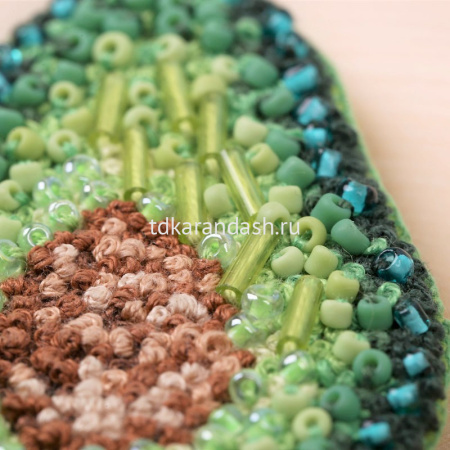 Вышивка бисером "Брошь. Половинка авокадо" 4,5х6,5см (картон, фетр, нитки, бисер, игла) 10-019 от магазина "Карандаш"