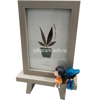Рамка для фото 10х15см на ножках дерево, серая с двумя фигурками HW311 от магазина "Карандаш"