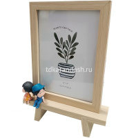 Рамка для фото 13х18см на ножках дерево, светло-коричневая с двумя фигурками HW311/1 от магазина "Карандаш"