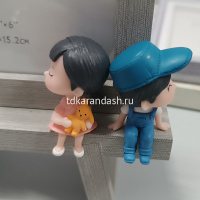Рамка для фото 10х15см на ножках дерево, серая с двумя фигурками HW311 от магазина "Карандаш"