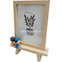 Рамка для фото 10х15см на ножках дерево, светло-коричневая с двумя фигурками HW311 от магазина "Карандаш"
